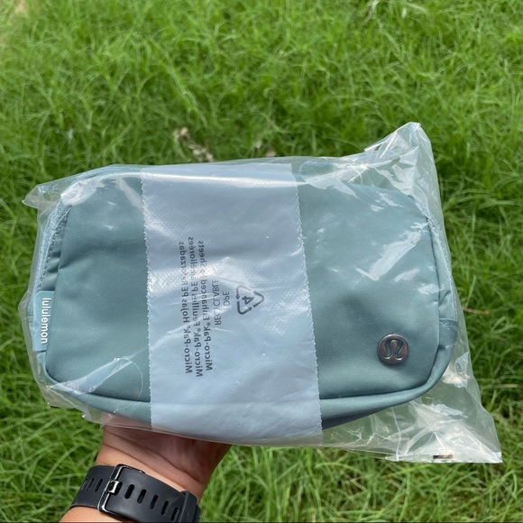 NWT Lululemon Everywhere Belt Bag - Picture 2 of 4